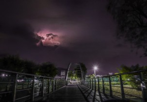 雷鸣电闪月亮桥